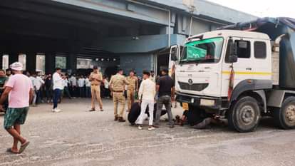 Varanasi Road Accident: डंपर के नीचे आए दंपती और एक साल का मासूम, तीनों की मौत; सड़क पर बिखरे चिथड़े Tragic accident in Varanasi Three people died causing chaos police took possession of bodies