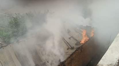 Fire in Delhi: गीता कॉलोनी में रानी गार्डन इलाके की झुग्गियों में लगी आग, बुझाने के लिए मौके पर दमकल मौजूद Delhi: Fire breaks out in the slums of Rani Garden area in Geeta Colony