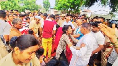 UP: खेत के बाड़ में लगे करंट से चाची और भतीजे की मौत, शव रख ग्रामीणों का हंगामा; पहुंची पुलिस फोर्स aunt and nephew died from electrocution in farm fence villagers created ruckus over bodies police arrived
