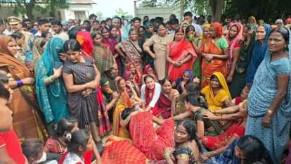 UP: खेत के बाड़ में लगे करंट से चाची और भतीजे की मौत, शव रख ग्रामीणों का हंगामा; पहुंची पुलिस फोर्स aunt and nephew died from electrocution in farm fence villagers created ruckus over bodies police arrived