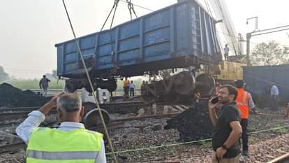 मालगाड़ी हादसा: 24 घंटे बाद भी बेपटरी रेल यातायात...गतिमान, शताब्दी समेत कई ट्रेनें रद्द; मुसीबत में यात्री Mathura train accident: Rail traffic remains disrupted even after 24 hours of goods train derailment