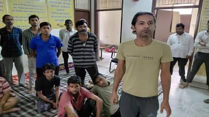 UP: मेरठ के नशा मुक्ति केंद्र में एक और युवक की मौत, परिजन बोले- पीट-पीटकर मार डाला, संचालक को पकड़ा UP: Another youth died in the drug de-addiction center of Meerut, family members said - beaten to death
