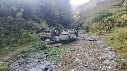 हिमाचल: 250 मीटर गहरी खाई में गिरी कार, दो युवकों की माैत, यहां हुआ हादसा Himachal road accident: Car falls into 250 meter deep gorge in sainj, two youths died