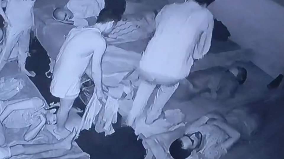 नशा मुक्ति केंद्र में हत्या: हाथ-पैर और मुंह बांधा, कमरे में सोते रहे 12 लोग, देखें वीडियो और तस्वीरें Murder in de-addiction center: hands, legs and mouth tied, 12 people were in the room, captured on camera