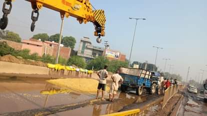 हिसार-चंडीगढ़ NH-52 की खस्ता हालत: धान से भरी ट्राली पलटी, किसान की फसल बर्बाद; सड़क पर गहरे गड्ढे Hisar-Chandigarh NH-52 in bad condition: Trolley full of paddy overturns, farmer's crop destroyed