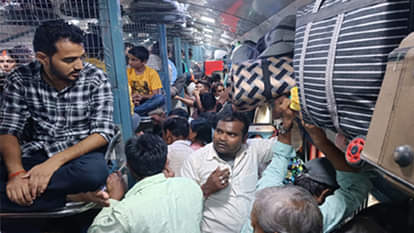 Kanpur: पूर्वांचल की ट्रेनों में भारी भीड़, पैर रखने की जगह नहीं; ट्रेन के गेट पर लटककर सफर करते दिखे यात्री Kanpur: Trains in Purvanchal are overcrowded, with no foot space