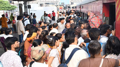 Kanpur: पूर्वांचल की ट्रेनों में भारी भीड़, पैर रखने की जगह नहीं; ट्रेन के गेट पर लटककर सफर करते दिखे यात्री Kanpur: Trains in Purvanchal are overcrowded, with no foot space