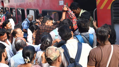 Kanpur: पूर्वांचल की ट्रेनों में भारी भीड़, पैर रखने की जगह नहीं; ट्रेन के गेट पर लटककर सफर करते दिखे यात्री Kanpur: Trains in Purvanchal are overcrowded, with no foot space