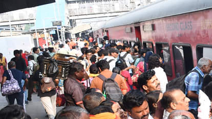 Kanpur: पूर्वांचल की ट्रेनों में भारी भीड़, पैर रखने की जगह नहीं; ट्रेन के गेट पर लटककर सफर करते दिखे यात्री Kanpur: Trains in Purvanchal are overcrowded, with no foot space