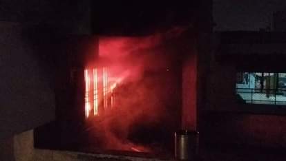 वाराणसी में चार जगह लगी आग: कहीं मकान जले, कहीं दुकान, स्ट्रीट वेंडर में खड़ा ठेला भी खाक; लाखों का नुकसान Four fires broke out in Varanasi houses shops street vendors carts were destroyed losses amounting to millions