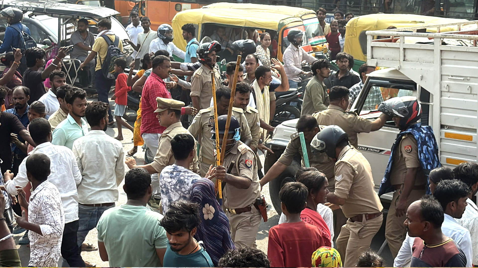 UP: वैन में छिपे पुलिस कर्मी... भीड़ लगातार ट्रक पर बरसाती रही पत्थर, लाठी-डंडे भी बरसाए; बवाल की पूरी कहानी Gorakhpur murder Villagers pelted stones, police personnel hid in police van to save their lives