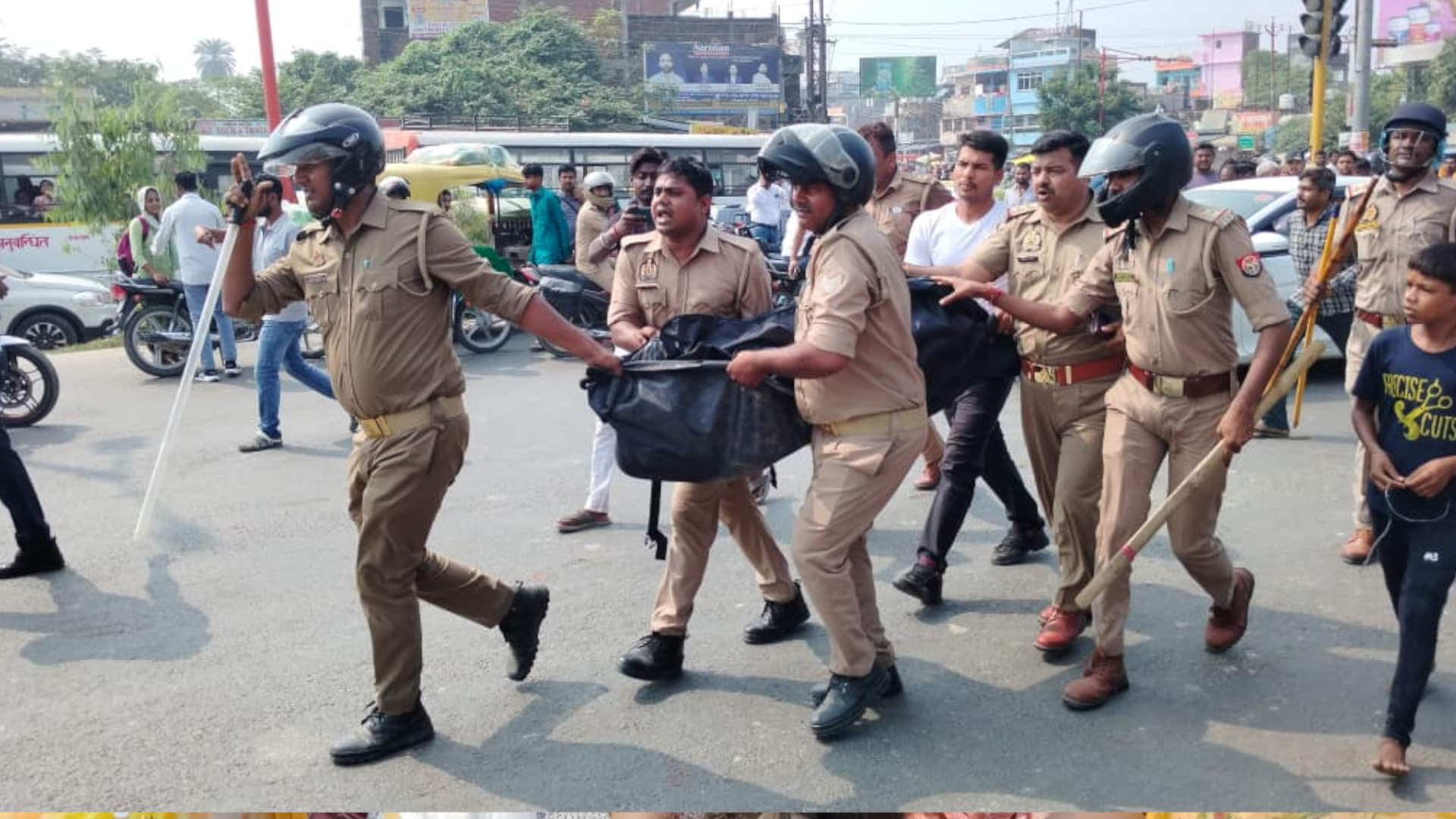 UP: वैन में छिपे पुलिस कर्मी... भीड़ लगातार ट्रक पर बरसाती रही पत्थर, लाठी-डंडे भी बरसाए; बवाल की पूरी कहानी Gorakhpur murder Villagers pelted stones, police personnel hid in police van to save their lives