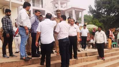 छठ की तैयारियां देखने निकले डीएम: घाटों का किया निरीक्षण, बोले- मुकम्मल हो व्यवस्था; बोर्डिंग पॉइंट बनाएं DM varanasi oversee preparations for Chhath inspected ghats said arrangements should complete