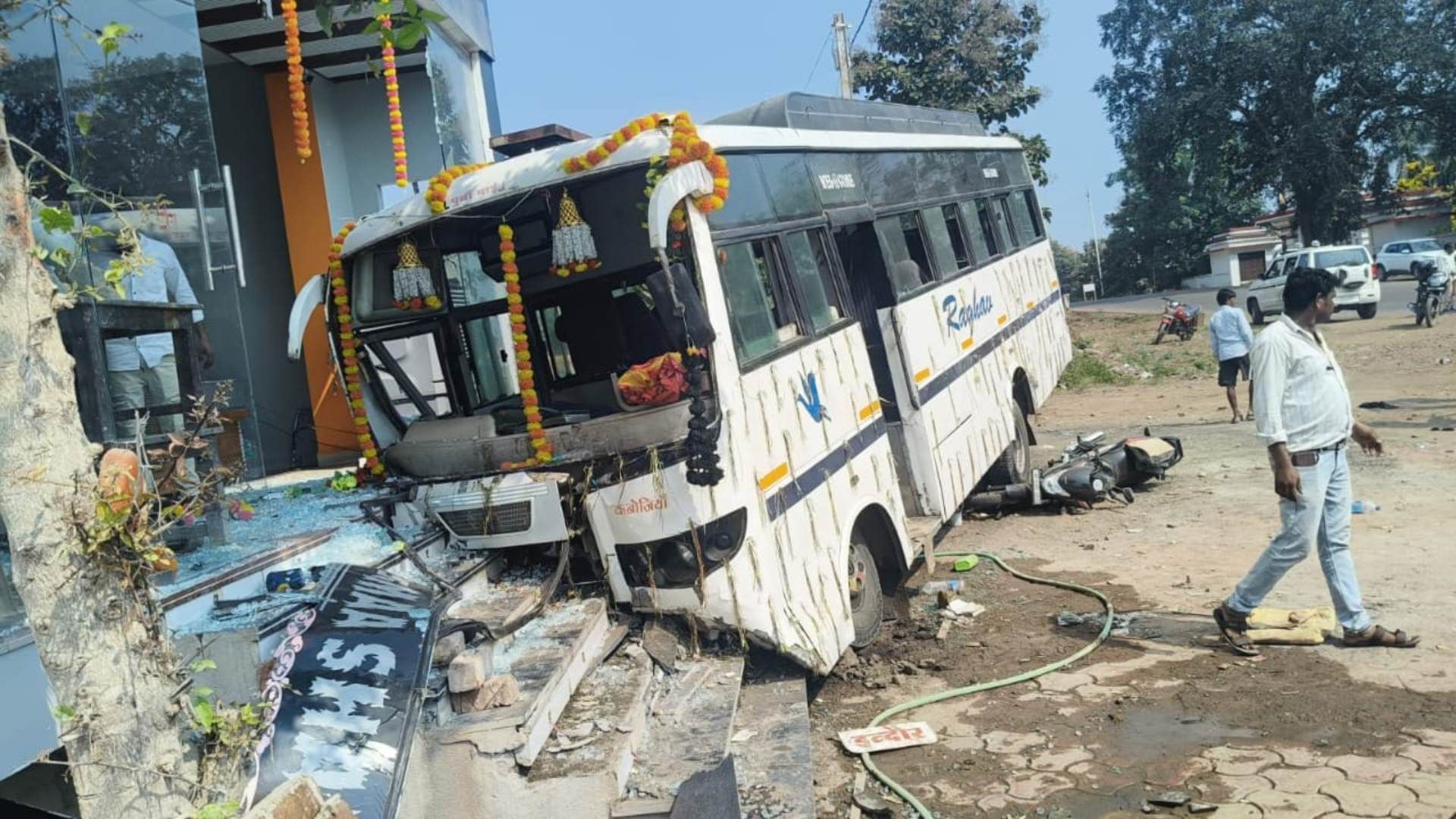MP News: Bus full of devotees rams into hotel in Omkareshwar, over 25 injured