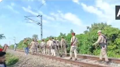 Assam: कोकराझार में रेलवे ट्रैक पर आईईडी विस्फोट, असम-उत्तर बंगाल की ट्रेन सेवा प्रभावित; जांच में जुटी पुलिस Assam Broken railway track found in Kokrajhar fears of explosion police engaged in investigation