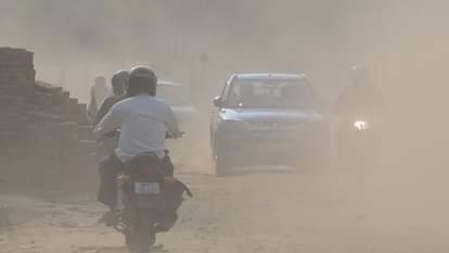 Kanpur: पटाखों से 10 गुना बढ़ा प्रदूषण, दमा और हार्ट अटैक के मरीजों की बढ़ी संख्या, विशेषज्ञों ने कही ये बात Kanpur Firecrackers have increased pollution 10 fold increasing the number of asthma and heart attack patients