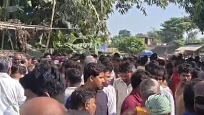 Bihar Accident: किशनगंज में भीषण सड़क हादसा, ट्रक-बाइक की टक्कर में एक युवक की मौत; एक गंभीर घायल Bihar Accident: Horrific road accident in Kishanganj, a young man died in a truck-bike collision