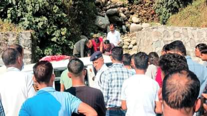 हिमाचल: कांगड़ा बाईपास पर अनियंत्रित होकर डंगे से टकराई वैन, दंपती की माैत, दो बच्चों को आईं चोटें Himachal: Van collides with pole on Kangra bypass, husband and wife killed, children safe