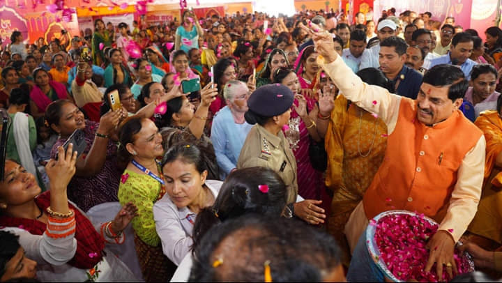 MP News: बहनों की मुस्कान ही सरकार की सबसे बड़ी पूंजी, CM बोले-नवंबर से हर माह 1500 रुपए दिए जाएंगे MP News: Beloved sisters will receive Rs 1,500 from November, CM says Bhai Dooj is a symbol of the unbreakable