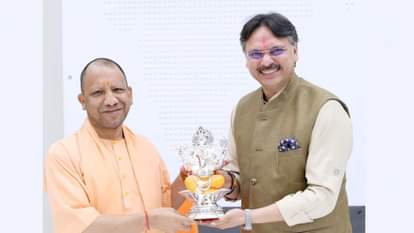 UP: सीएम को जनसांख्यिकीय नीति का प्रस्ताव सौंपा, दो संतानों के मानक को सरकारी सेवा से जोड़ने की सिफारिश Proposal for area-wise demographic policy submitted to CM Yogi Adityanath.