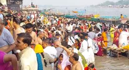 Bhai Dooj 2025: विश्राम घाट पर उमड़ा आस्था का सैलाब, यम की फांस काटने के लिए भाई-बहनों ने किया यमुना में स्नान Brothers and sisters will bathe in the Yamuna to break the noose of Yama.