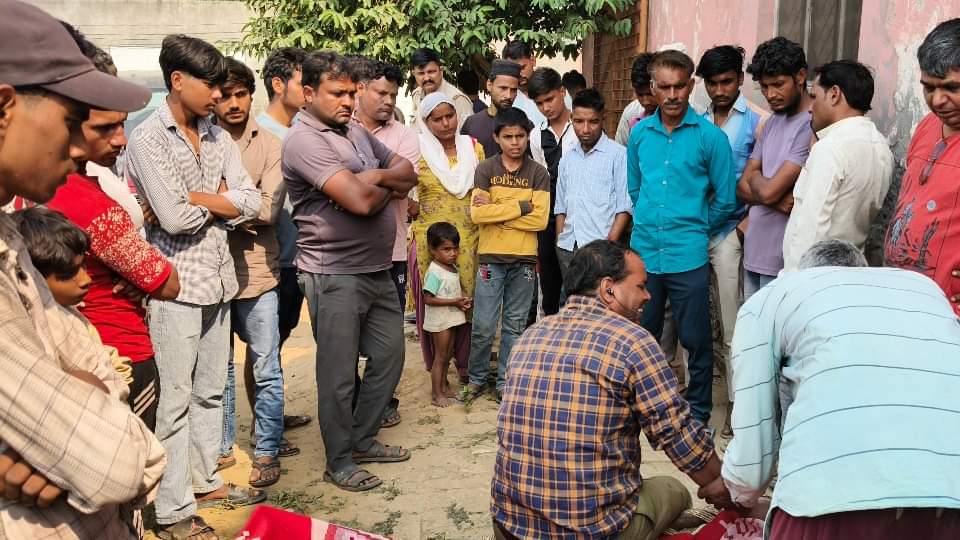 UP: 'मैं ट्रक पर चढ़ा और चंद सेकंड में ही गिर गई मौत की दीवार..', भट्ठे पर घायल हुए मजदूर ने सुनाई भयावह कहानी Brick kiln wall collapsed killing two people including a clerk In Baghpat