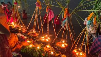 Chhath Puja Vrat Katha: सूर्यदेव की आराधना से कैसे मिला द्रौपदी को राज्यलक्ष्मी का वरदान,पढ़ें यह व्रत कथा Chhath Puja Vrat Katha Story Significance and Rituals Explained in Hindi