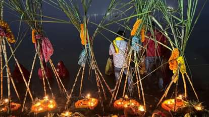 Chhath Puja Vrat Katha: सूर्यदेव की आराधना से कैसे मिला द्रौपदी को राज्यलक्ष्मी का वरदान,पढ़ें यह व्रत कथा Chhath Puja Vrat Katha Story Significance and Rituals Explained in Hindi