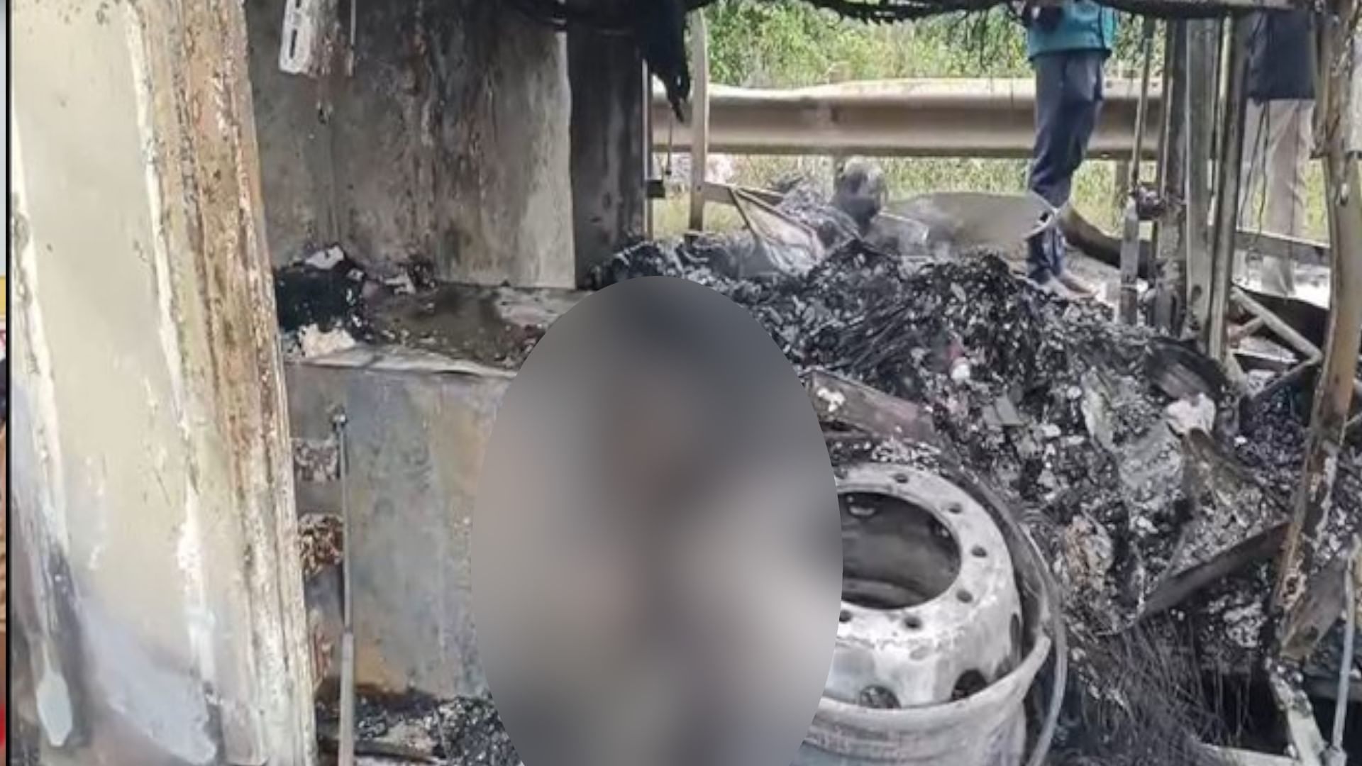 कुरनूल बस हादसा: आग में जिंदा जले 20 यात्री, दरवाजा जाम होने के चलते नहीं निकल पाए लोग; दहलाने वाली तस्वीरें Private bus catches fire in Andhra's Kurnool several killed Andhra pradesh