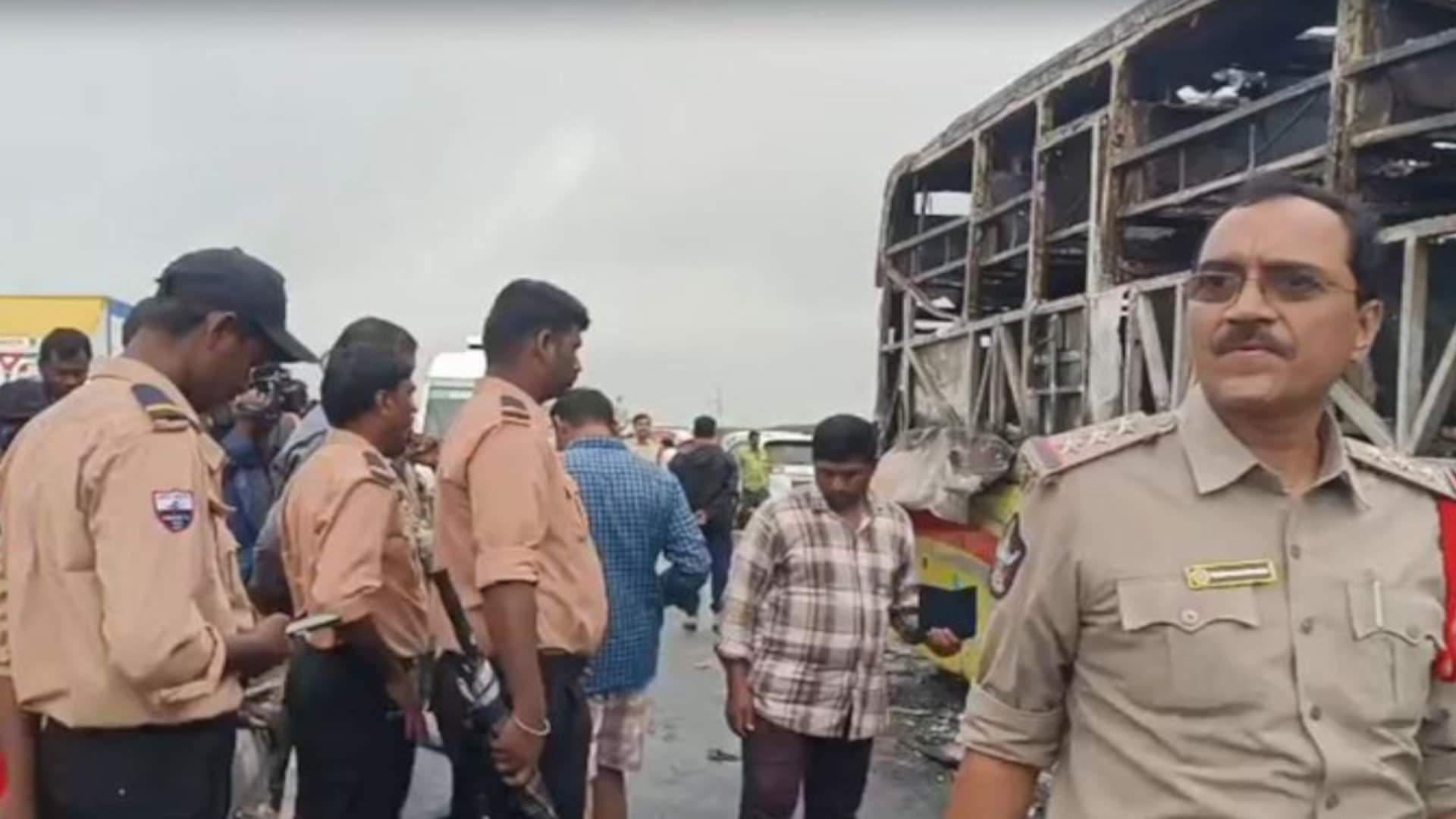 कुरनूल बस हादसा: आग में जिंदा जले 20 यात्री, दरवाजा जाम होने के चलते नहीं निकल पाए लोग; दहलाने वाली तस्वीरें Private bus catches fire in Andhra's Kurnool several killed Andhra pradesh