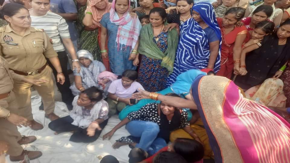 आगरा हादसा: पांच की मौत...कोई रोटी कमाने के लिए निकला, कोई घर के बाहर बैठा था; रुला रहा करुण क्रंदन Five Death Nagla Budhi Families Cry for Justice After Speeding Car Horror