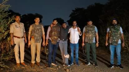 भांजे ने मामा के साथ मिलकर उड़ाया रेलवे का 69.78 लाख: मुठभेड़ में पकड़े, गोदाम में जमीन खोदकर छिपा दी थी रकम Nephew, along with his uncle, embezzled Rs 69.78 lakh from the Railways: Caught