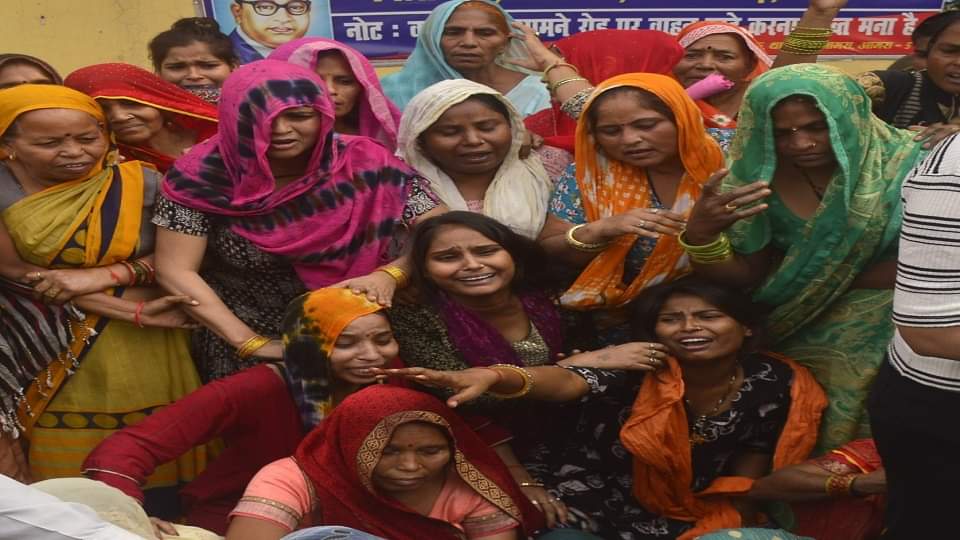 रफ्तार का कहर: 'भैया उठ जा, मां रो रही है'...किसी की गोद हुई सूनी, तो किसी से छिन गया भाई का सहारा Agra accident: Five people killed in a speeding car, families in turmoil