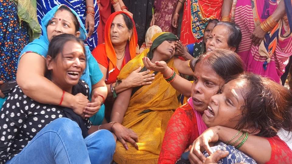 रफ्तार का कहर: 'भैया उठ जा, मां रो रही है'...किसी की गोद हुई सूनी, तो किसी से छिन गया भाई का सहारा Agra accident: Five people killed in a speeding car, families in turmoil