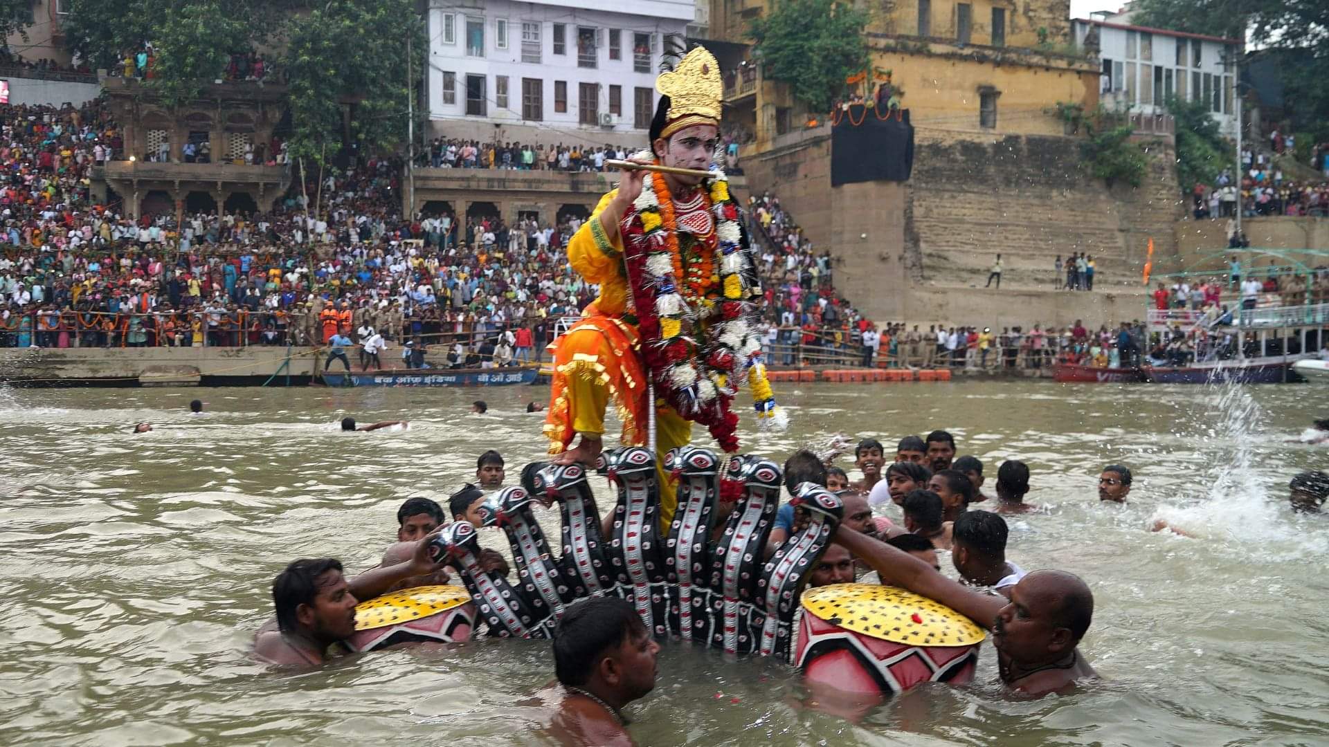 PHOTOS: नागनथैया...251 डमरूओं की निनाद से गूंजा तुलसीघाट, श्रीकृष्ण की आरती; कदंब की डाल से यमुना में कूदे Naganathaya Tulsi Ghat resounds with sound of 251 drums Krishna Aarti jumps into Yamuna