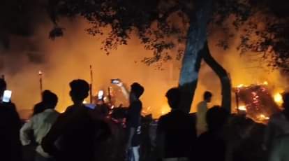 Bihar News: खरना पूजा के बाद सिलेंडर फटने से भीषण आग, कई घर जलकर हुई राख; मवेशियों की हुई मौत Bihar News: A massive fire broke out after a cylinder exploded following the Kharna puja