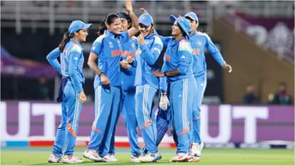Women WC: सर्वश्रेष्ठ फील्डर अवॉर्ड की दौड़ में शामिल थीं ये चार खिलाड़ी, मंधाना ने इन्हें पहनाया मेडल; वीडियो Womens World Cup 2025: Smriti Mandhana chooses Arundhati reddy as best fielder BCCI shares video