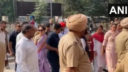 कंगना रनौत पहुंचीं बठिंडा कोर्ट: किसान आंदोलन के दौरान महिला को लेकर की थी टिप्पणी, बोलीं- हर मां का सम्मान Kangana Ranaut appears in Bathinda court in defamation case tight security arrangements