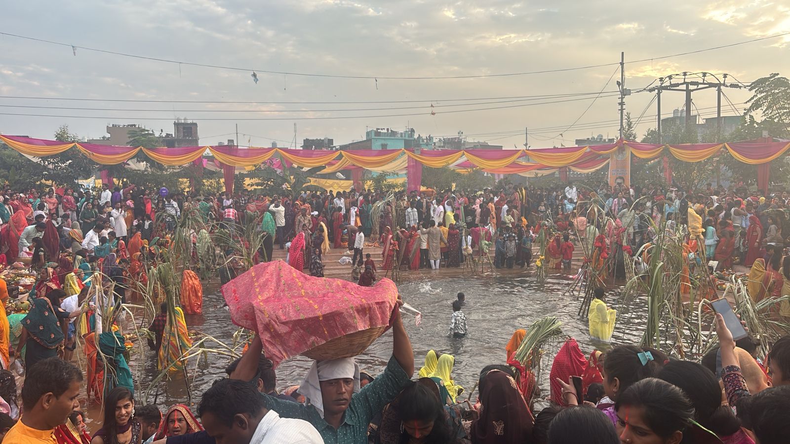 Chhath: उत्तराखंड में बिखरी छठ की छटा...व्रतियों ने अस्ताचलगामी सूर्य को अर्घ्य देकर की मंगल कामना, तस्वीरें Chhath Festival 2025 devotees Doing sunset Puja during 36 hours of waterless fast in Uttarakhand Photos