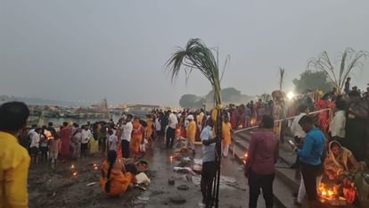 Dala Chhath Puja : संगम तट पर उमड़ा आस्था का समंदर, अस्ताचल सूर्य को व्रती महिलाओं ने अर्घ्य देकर मांगा आशीष Dala Chhath Puja: A sea of faith surged on the banks of the Sangam, fasting women offered prayers to the set