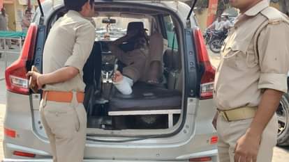 Amroha: लूट कर भाग रहे बदमाशों ने पुलिस वाहन में मारी टक्कर, एक कर्मी जख्मी, तीन को ग्रामीणों ने पकड़ा Amroha: Criminals fleeing after looting rammed into police vehicle, injuring one officer, villagers apprehende