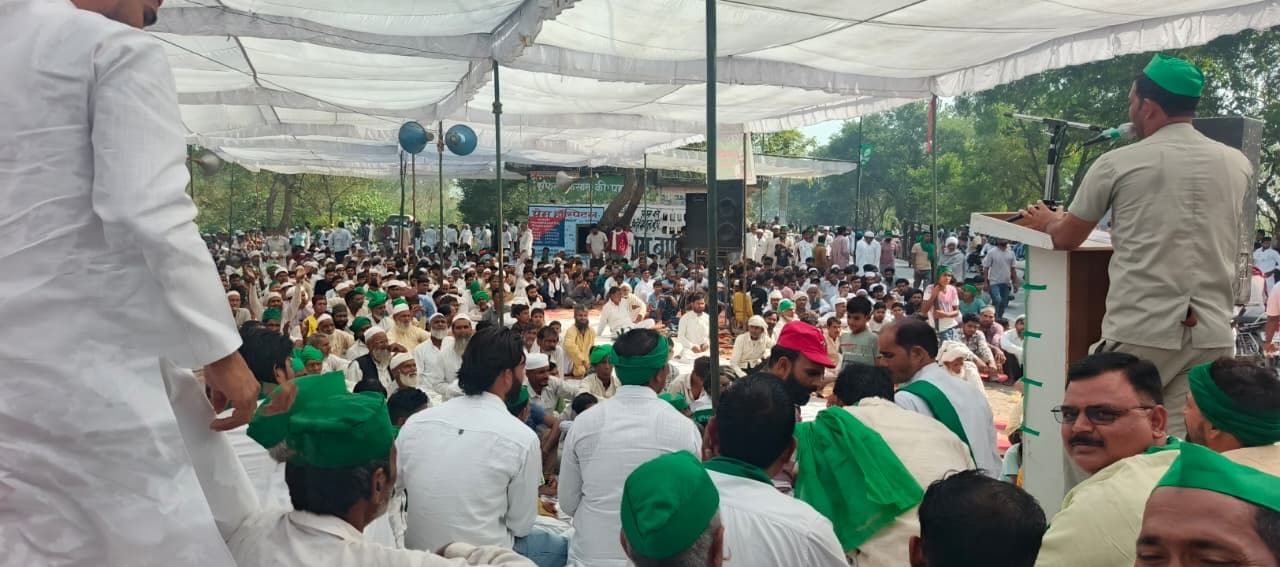 Farmers' Mahapanchayat begins at Belda Canal Bridge under BKMS leadership, next strategy to be decided soon