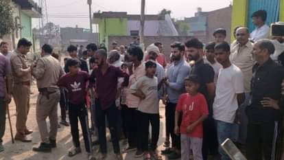UP: बहनों से दरिंदगी... नाबालिग बेटे को न हुई बर्दाश्त, बाप का तलवार से कत्ल; बेटियों की कहानी सुन पुलिस हैरान sisters brutality was unbearable A minor son murdered his father in mathura