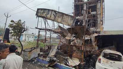 मुरादाबाद में भीषण आग: चार सिलिंडर फटने से रेस्टोरेंट में भगदड़, एक महिला की मौत... नाै लोग झुलसे, Video Moradabad: A massive fire broke out in a restaurant after four cylinders exploded.