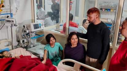 मुरादाबाद में भीषण आग: चार सिलिंडर फटने से रेस्टोरेंट में भगदड़, एक महिला की मौत... नाै लोग झुलसे, Video Moradabad: A massive fire broke out in a restaurant after four cylinders exploded.