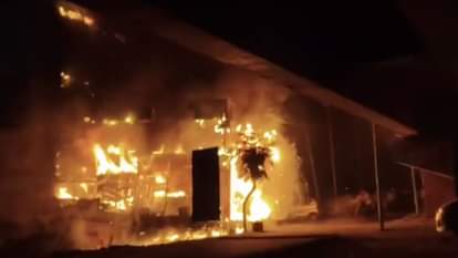 मुरादाबाद में भीषण आग: चार सिलिंडर फटने से रेस्टोरेंट में भगदड़, एक महिला की मौत... नाै लोग झुलसे, Video Moradabad: A massive fire broke out in a restaurant after four cylinders exploded.