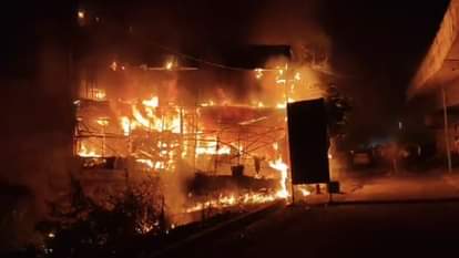 मुरादाबाद में भीषण आग: चार सिलिंडर फटने से रेस्टोरेंट में भगदड़, एक महिला की मौत... नाै लोग झुलसे, Video Moradabad: A massive fire broke out in a restaurant after four cylinders exploded.