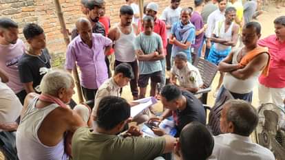 Bihar News: छठ की खुशियां मातम में बदलीं, तालाब में डूबने से किशोर की मौत; परिजन रो रोकर हुए बेसुध Bihar News: Chhath festivities turn into tragedy as a teenager drowns in a pond