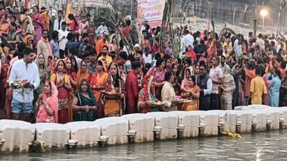Dala Chhath Puja : संगम तट पर उमड़ा आस्था का समंदर, अस्ताचल सूर्य को व्रती महिलाओं ने अर्घ्य देकर मांगा आशीष Dala Chhath Puja: A sea of faith surged on the banks of the Sangam, fasting women offered prayers to the set