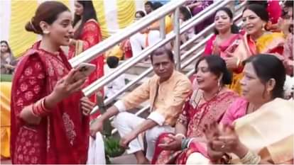 अस्तचलगामी सूर्य को अर्घ्य देने पहुंचीं अक्षरा सिंह ने गाए छठ गीत, बोलीं- 'यह पर्व हमारे रोम-रोम में बसा है' Bhojpuri actress Akshara Singh offer Arghya to setting sun on Chhath Puja says I want to pray for all of India